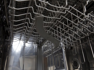 Как защитить посудомоечную машину от протечек воды?